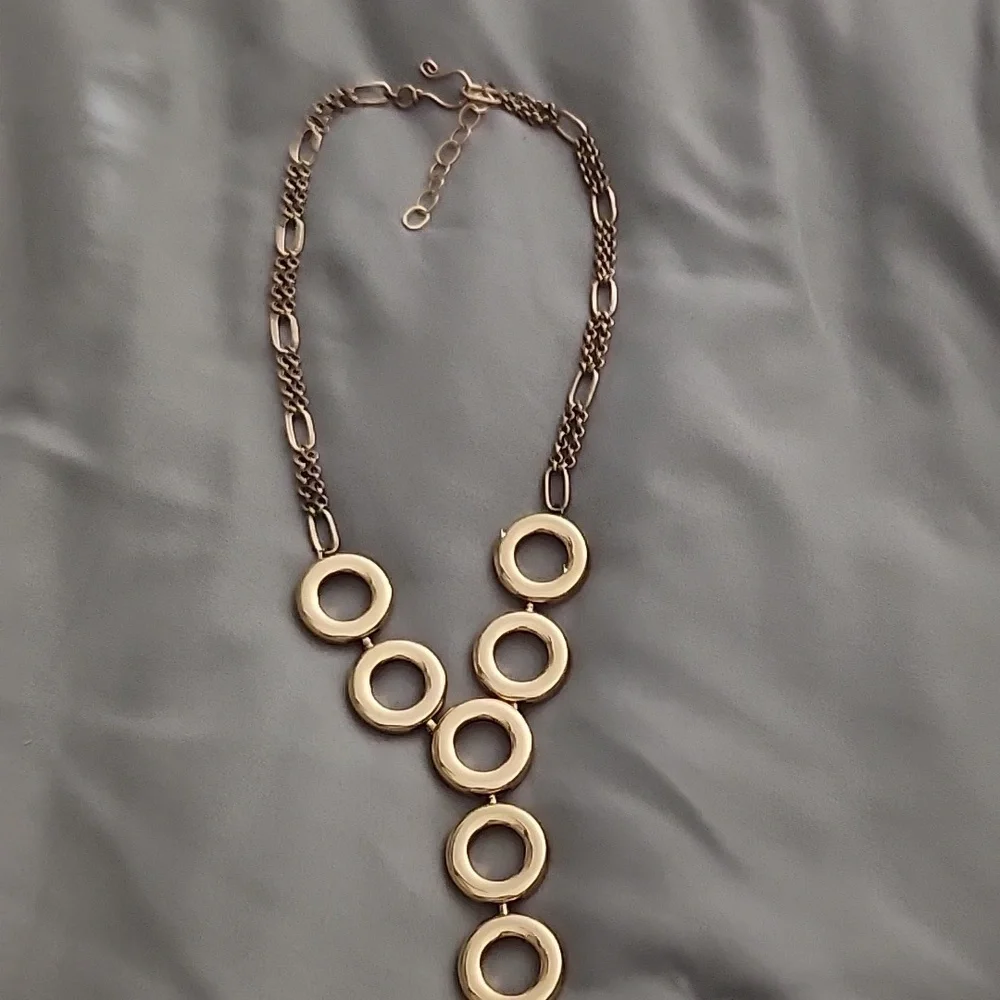 Elegant Gold Circle Pendant Necklace - Picture 4 of 4